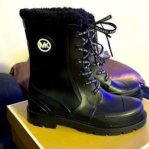 Michael Kors - Montaigne Rainboot. Size 9, black, faux fur.